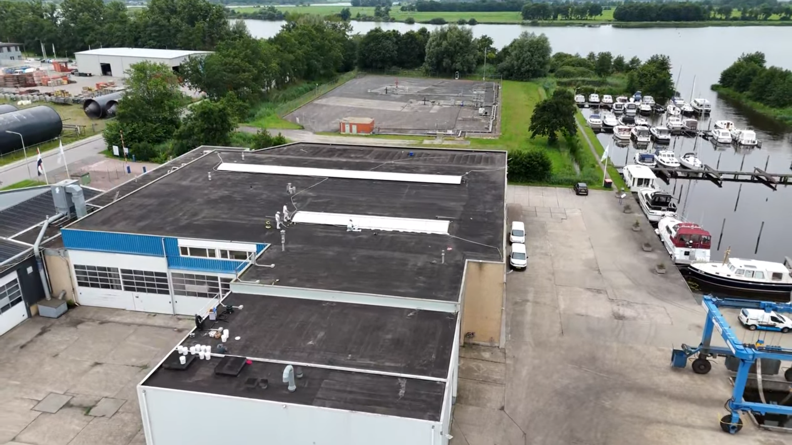 Overzichtsfoto van het bedrijfsdak van Smelne Yachtcenter